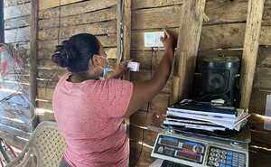 Carola Maza, habitante de San Juan de Urabá, es la usuaria número 300.000 de Energía Prepago. Foto: EPM