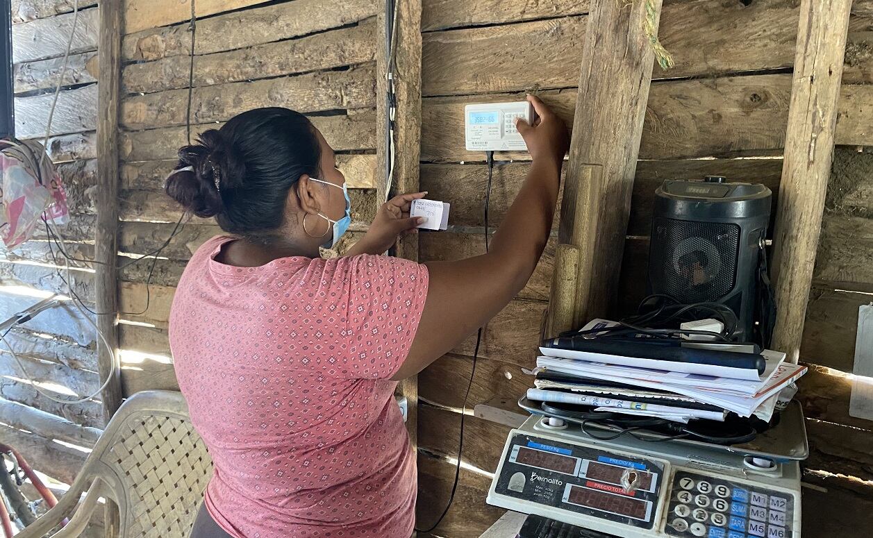 Carola Maza, habitante de San Juan de Urabá, es la usuaria número 300.000 de Energía Prepago. Foto: EPM