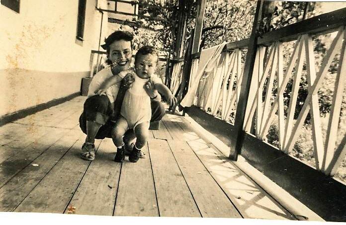 Con su madre, Nellie Estela, antes de cumplir un año. Crédito de todas las fotos: Rosario Caicedo.