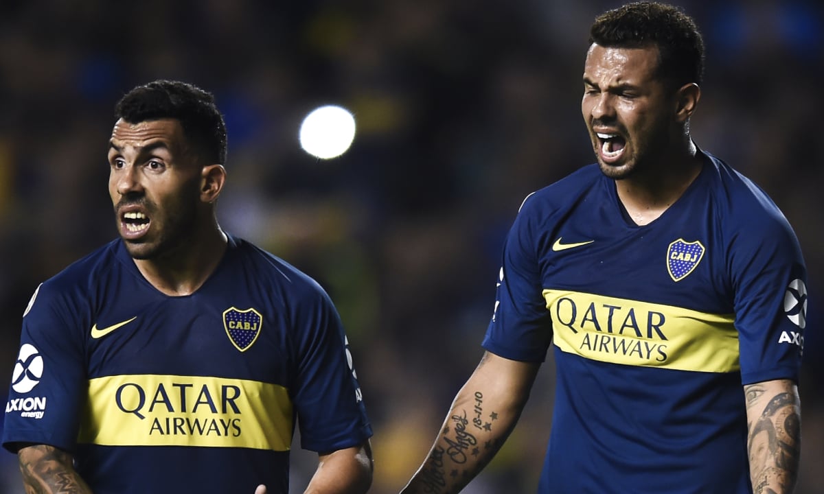 Edwin Cardona y Carlos Tévez discuten una decisión arbitral en un partido de Boca Juniors en La Bombonera