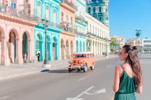Recorrer las calles de La Habana y disfrutar de la arquitectura colonial de esta ciudad es uno de los planes imperdibles para hacer en Cuba.