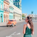 Recorrer las calles de La Habana y disfrutar de la arquitectura colonial de esta ciudad es uno de los planes imperdibles para hacer en Cuba.