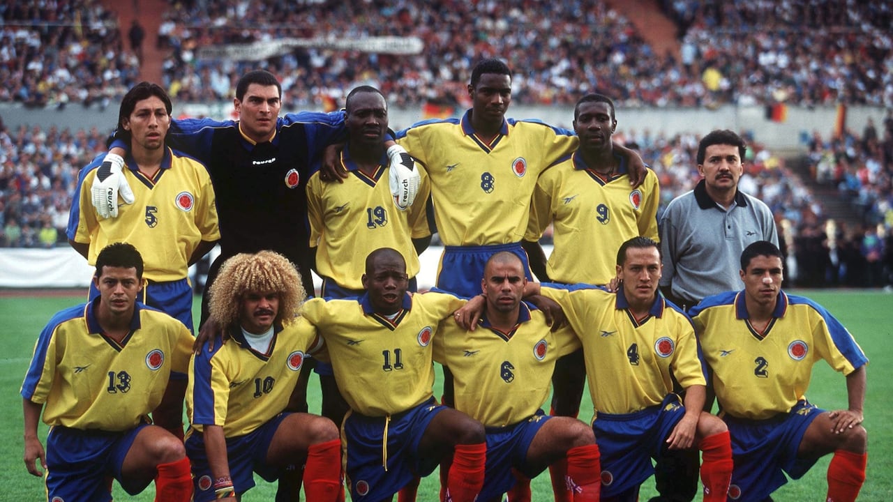 COLOMBIA - MAY 30: FUSSBALL: Nationalmannschaft/Team KOLUMBIEN/COL 30.05.98, hintere Reihe v.lks.: Jorge BERMUDEZ/Torwart Farid MONDRAGON/Fredy RINCON /, Harold LOZANO/Adolfo VALENCIA, vordere Reihe v.lks.: Wilmer CABRERA/Carlos VALDERRAMA/Faustino ASPRILLA, Mauricio SERNA/Jose Fdo. SANTA/Ivan Ramiro CORDOBA (Photo by Alexander Hassenstein/Bongarts/Getty Images)