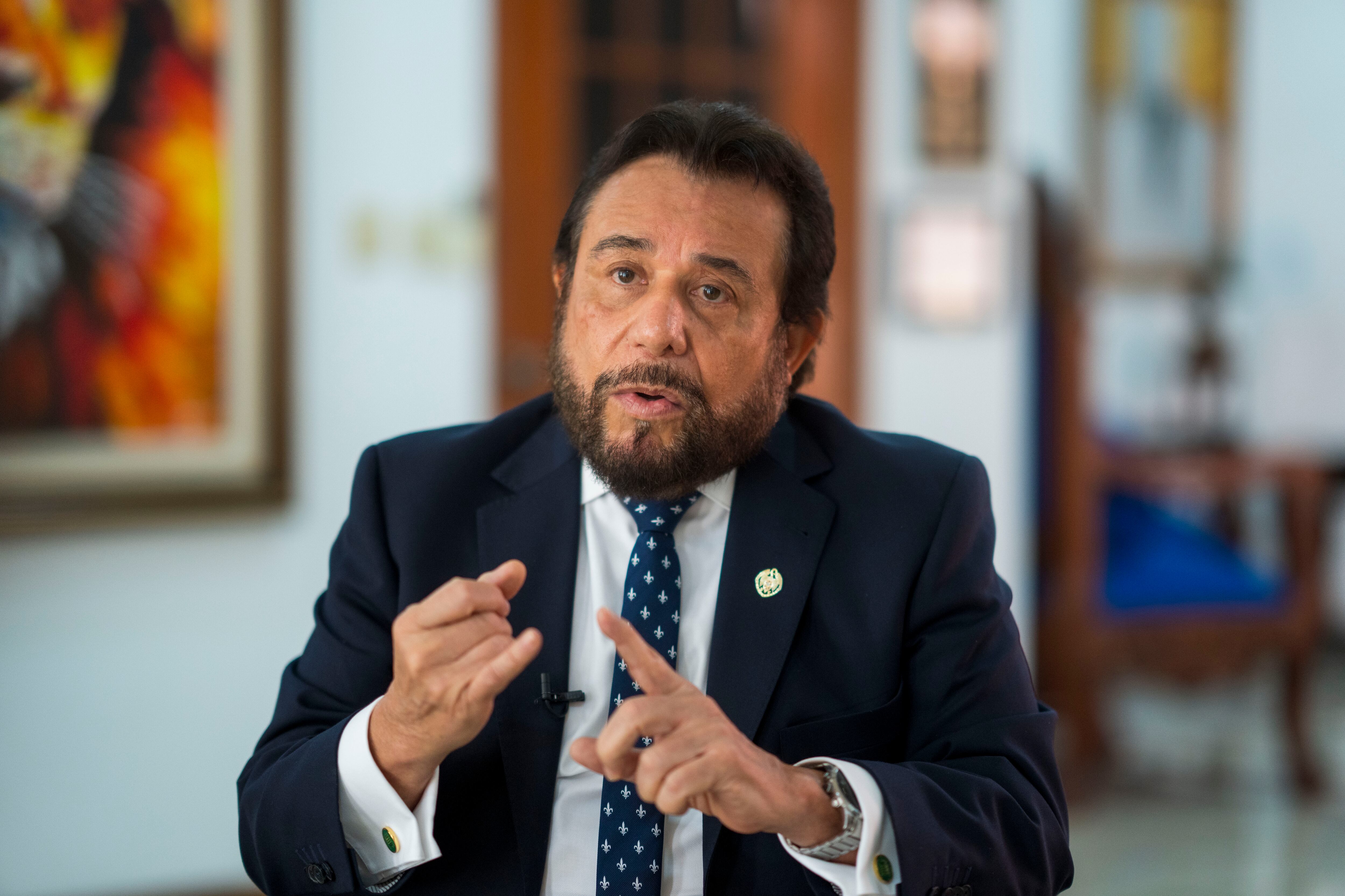 El vicepresidente de El Salvador, Félix Ulloa, que se postula para la reelección como compañero de fórmula del presidente Nayib Bukele, da una entrevista en su oficina en San Salvador, El Salvador, el martes 30 de enero de 2024.