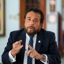 El vicepresidente de El Salvador, Félix Ulloa, que se postula para la reelección como compañero de fórmula del presidente Nayib Bukele, da una entrevista en su oficina en San Salvador, El Salvador, el martes 30 de enero de 2024.