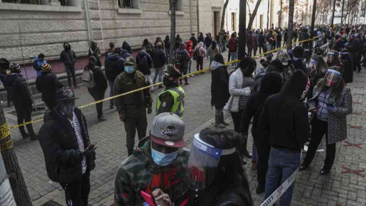 Retiro de pensiones en Chile. Foto: AP Images.