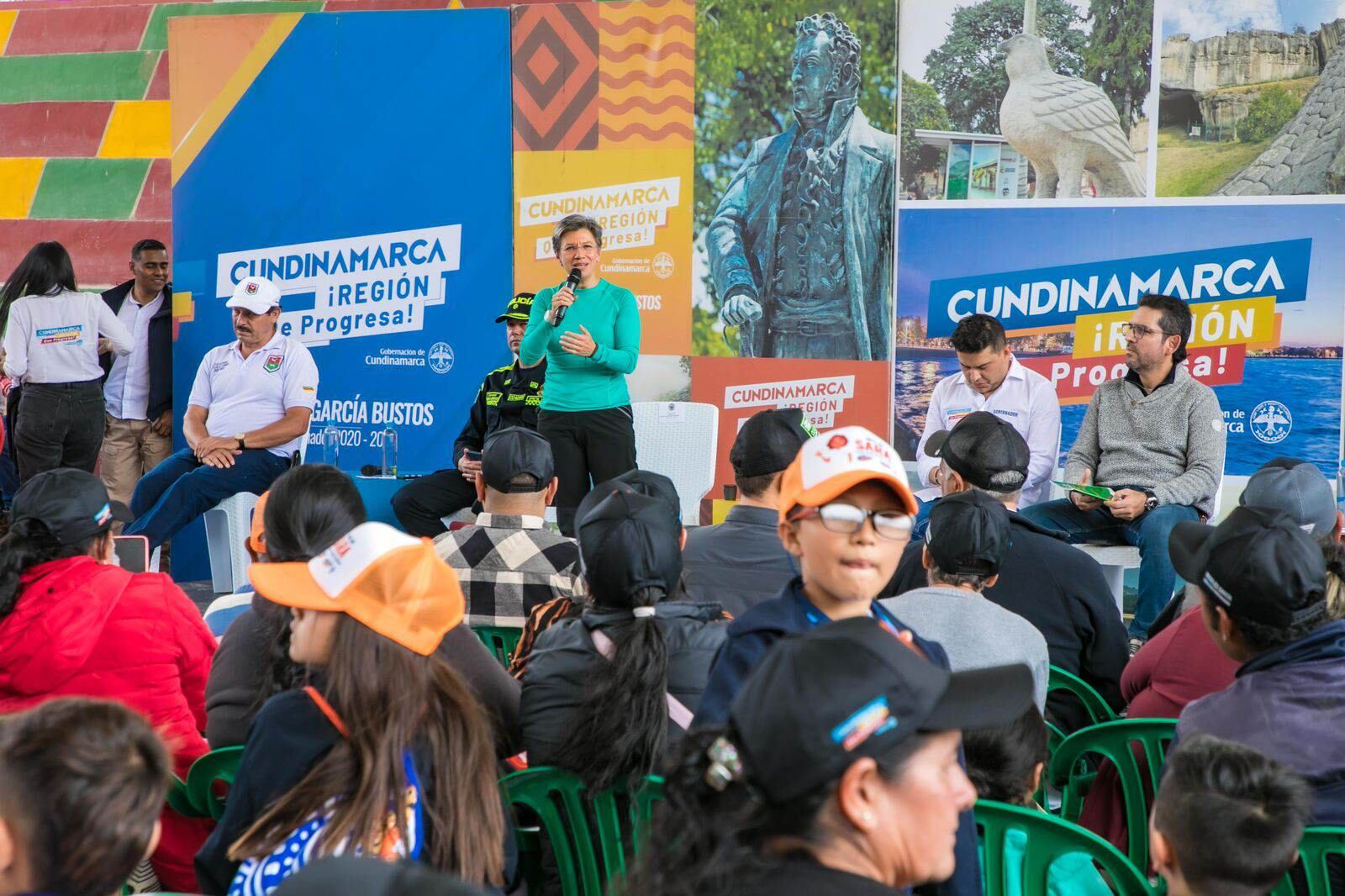 Alcaldesa Claudia López participando en la cumbre de mandatarios en Cabrera.