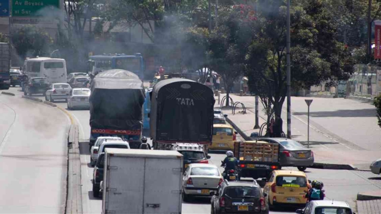La renovación de buses y camiones que se mueven con diésel, hacen parte de las medidas para reducir la contaminación en Bogotá.