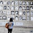 Fotografías de las víctimas de la dictadura de Augusto Pinochet, en un sitio de memoria en Santiago de Chile.