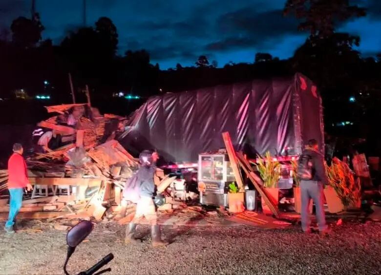 Camión, al parecer por fallas mecánicas, chocó con otro automotor y el restaurante Rancherito, en Antioquia: su conductor y una acompañante murieron.
