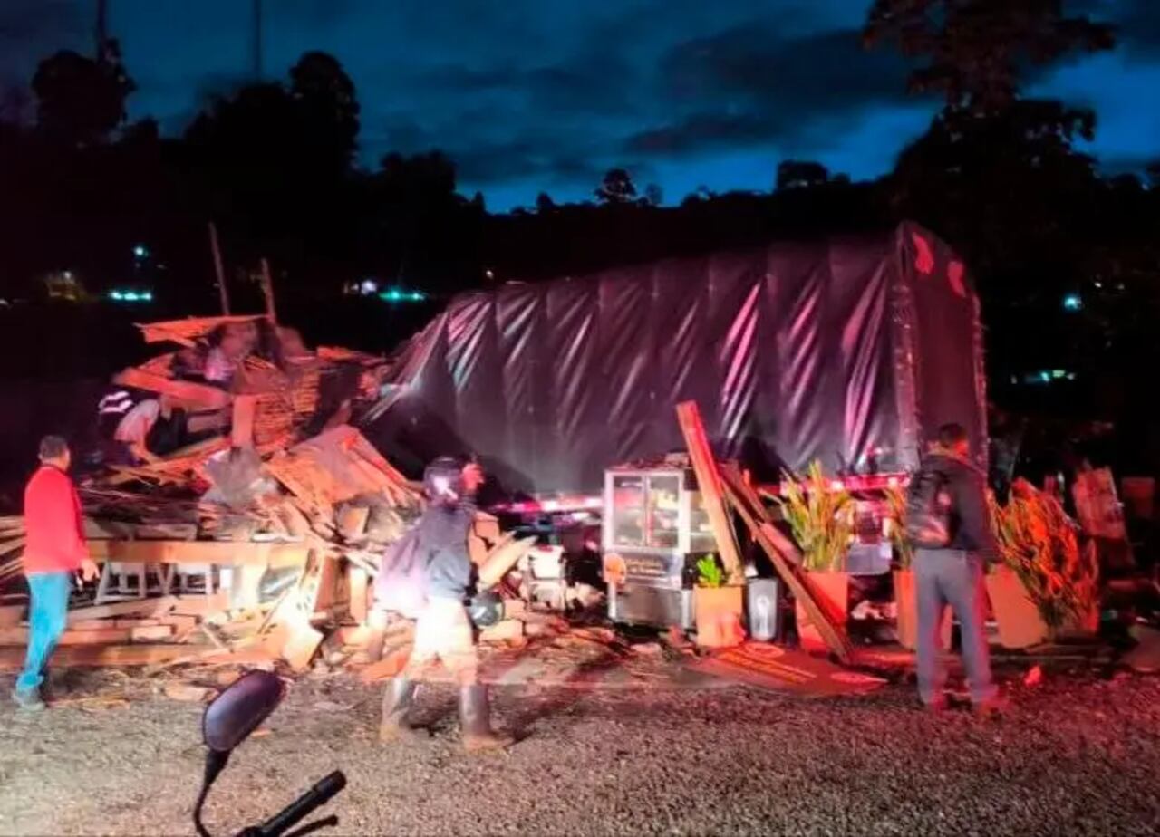 Camión, al parecer por fallas mecánicas, chocó con otro automotor y el restaurante Rancherito, en Antioquia: su conductor y una acompañante murieron.