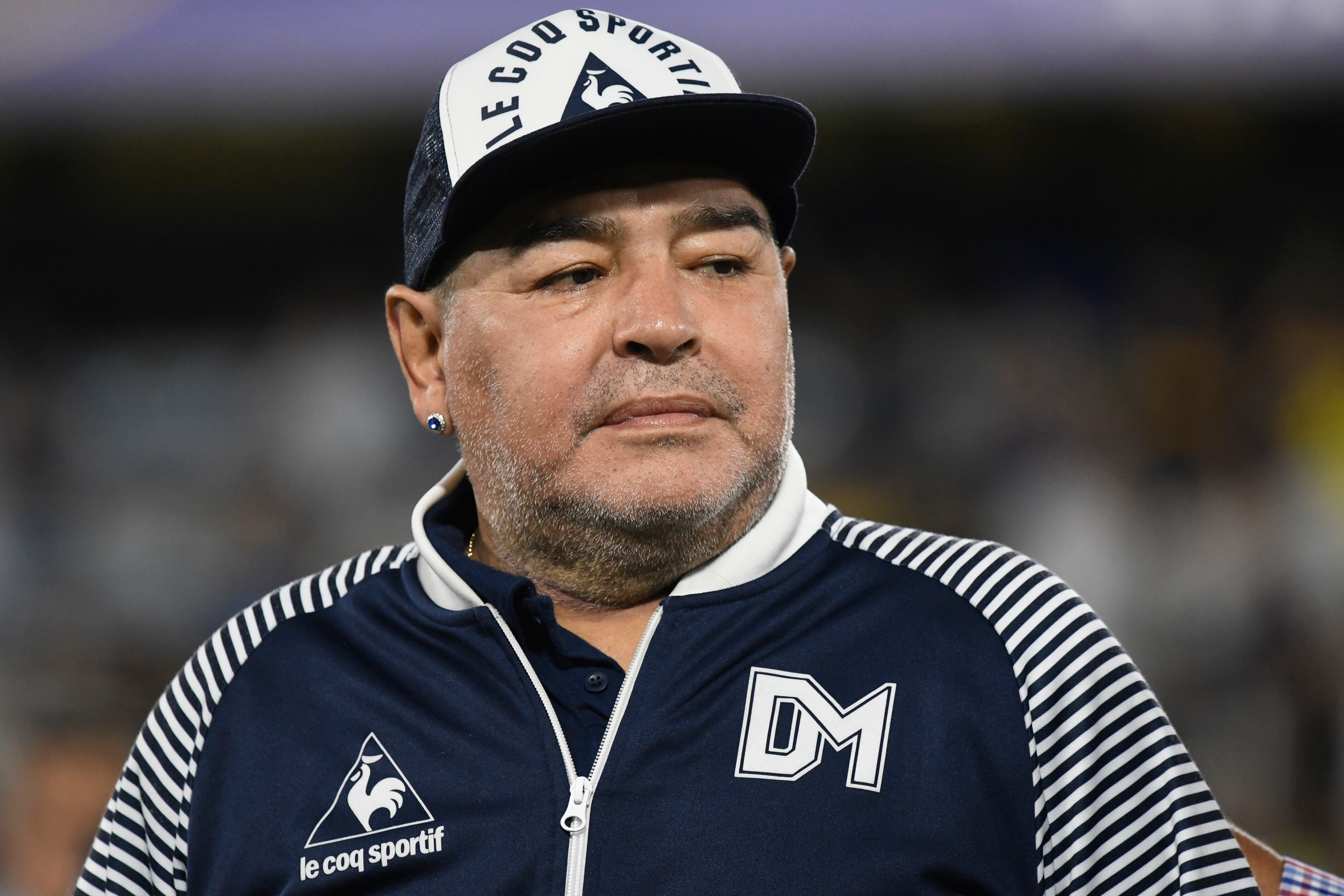 BUENOS AIRES, ARGENTINA - MARCH 07: Diego Armando Maradona (C) Head Coach of  Gimnasia y Esgrima looks on prior to a match between Boca Juniors and Gimnasia y Esgrima La Plata as part of Superliga 2019/20 at Alberto J. Armando Stadium on March 7, 2020 in Buenos Aires, Argentina. (Photo by Gustavo Garello/Jam Media/Getty Images)