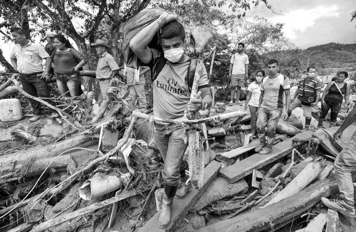 Haciendo equilibrio con lo que quedó. Foto: Carlos Julio Martínez / SEMANA