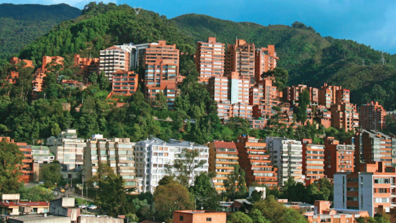 En la salida hacia La Calera es posible observar cómo los cerros de ese sector fueron acaparados por edificios de estrato seis.