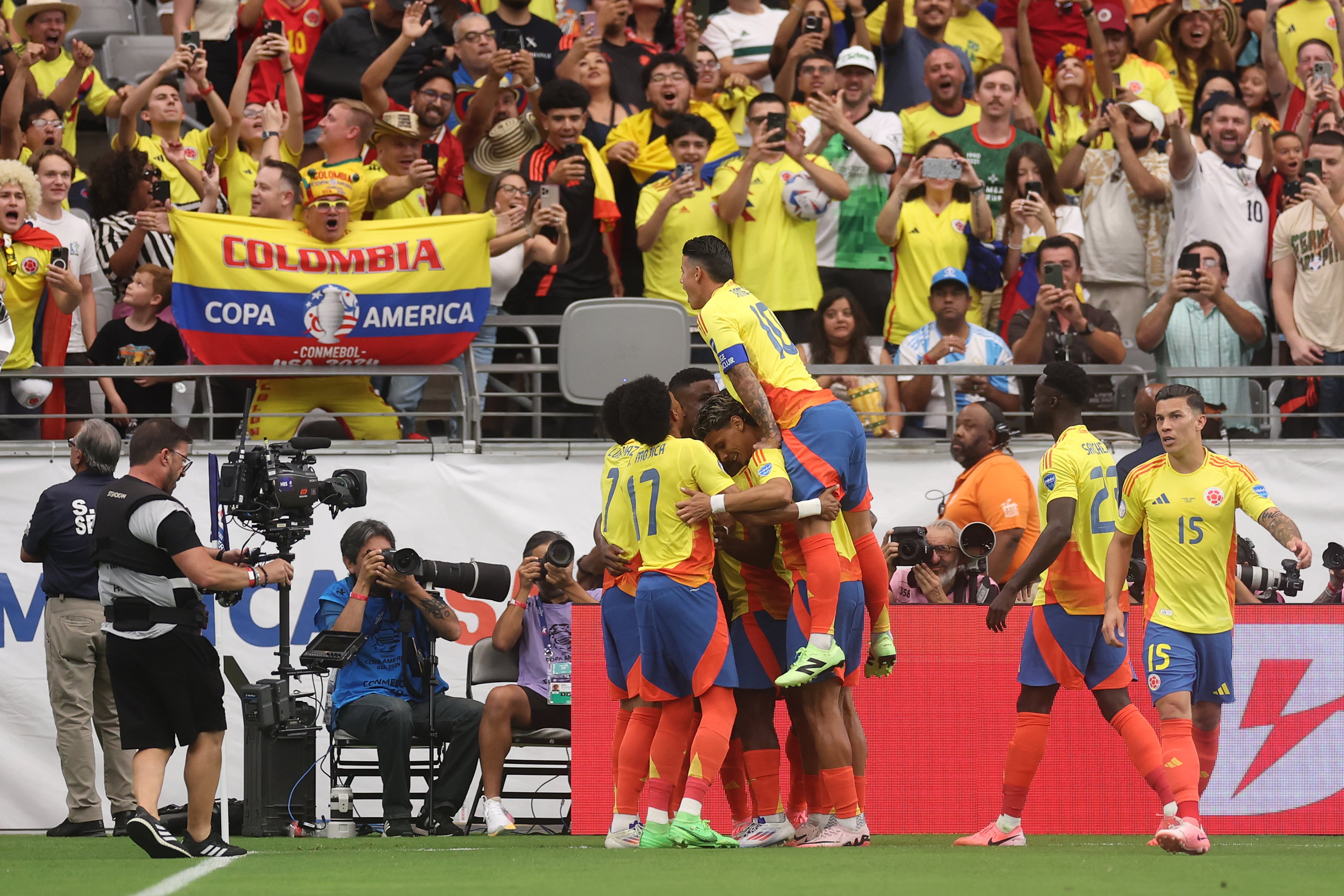 GLENDALE, ARIZONA - JULY 06: John Cordoba of Colombia celebrates with teammates after scoring the team's first goal  during the  CONMEBOL Copa America 2024 quarter-final match between Colombia and Panama at State Farm Stadium on July 06, 2024 in Glendale, Arizona. (Photo by Ezra Shaw/Getty Images)