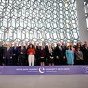 Los jefes de Estado y de Gobierno posan para una foto grupal en la cumbre del Consejo de Europa en Reykjavik, Islandia, el martes 16 de mayo de 2023. (AP Photo/Alastair Grant, Pool)