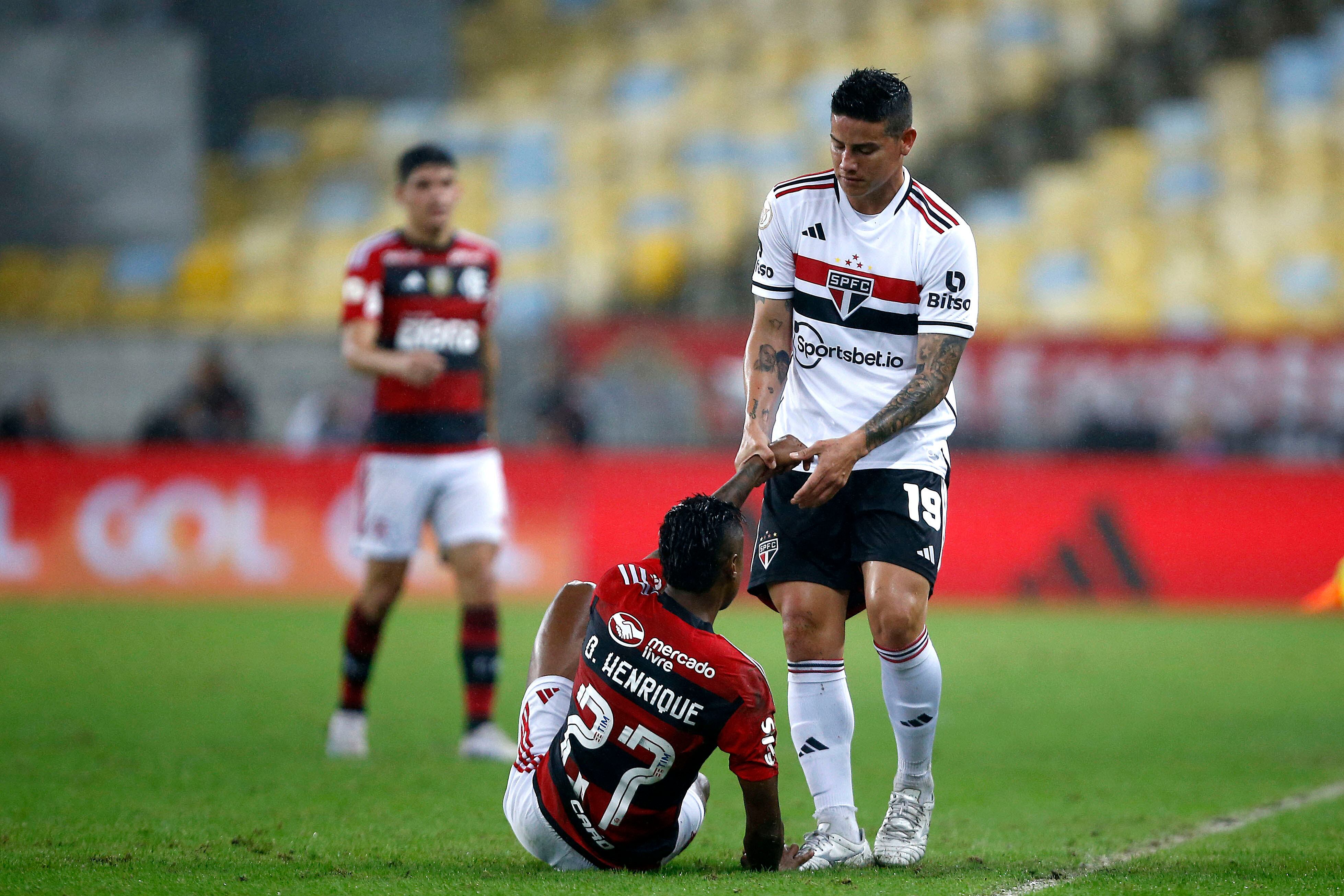 RIO DE JANEIRO, BRAZIL - AUGUST 13: James Rodriguez of Sao Paulo helps Bruno Henrique of Flamengo  during the match between Flamengo and Sao Paulo as part of Brasileirao 2023 at Maracana Stadium on August 13, 2023 in Rio de Janeiro, Brazil. (Photo by Wagner Meier/Getty Images)
