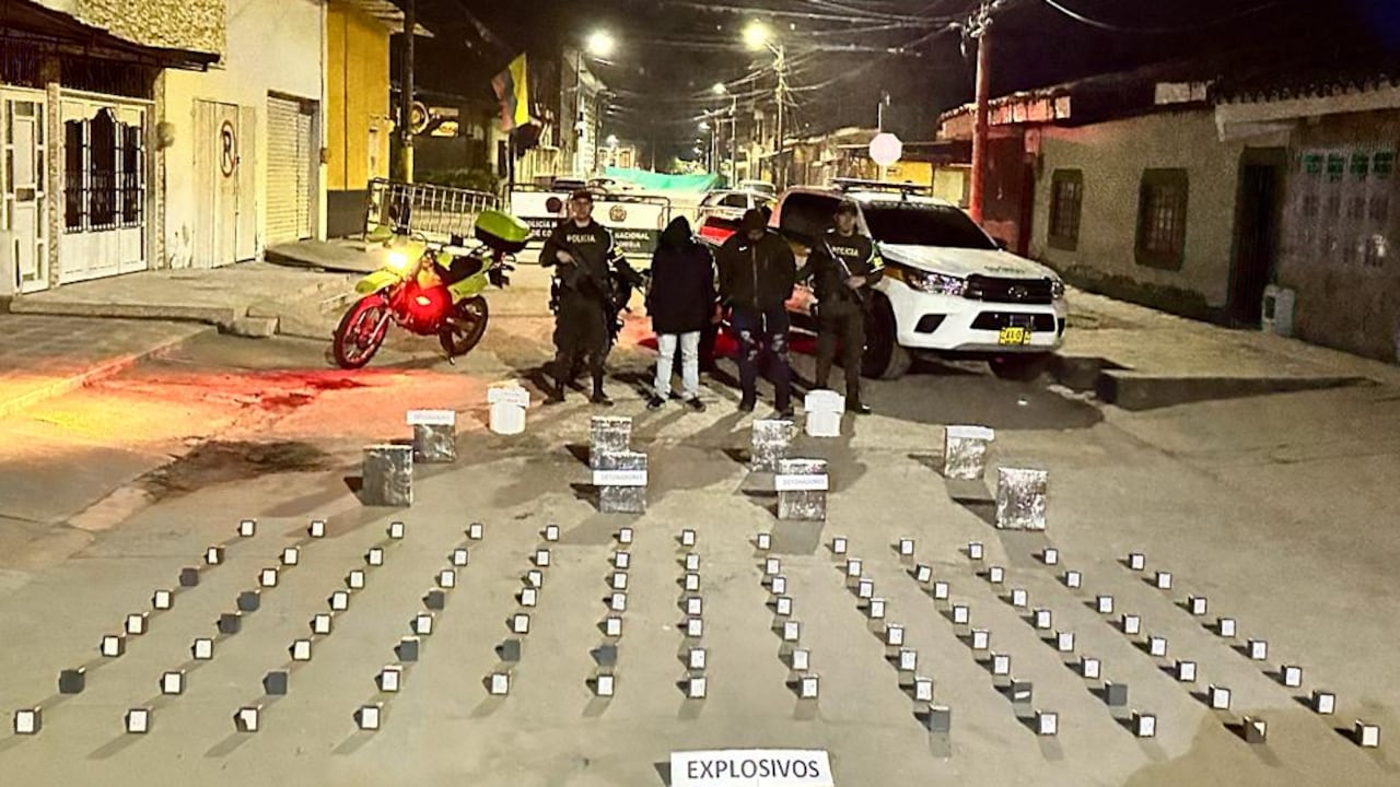 Dos motociclistas que llevaban los explosivos fueron capturados.
