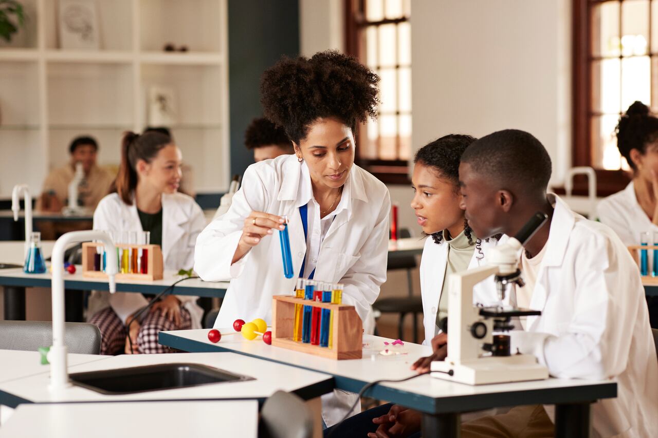 Se han registrado reacciones de instituciones médicas, caídas bursátiles en empresas farmacéuticas y crecientes llamados en el Congreso para exigir explicaciones sobre la dirección de la nueva política de vacunación federal.