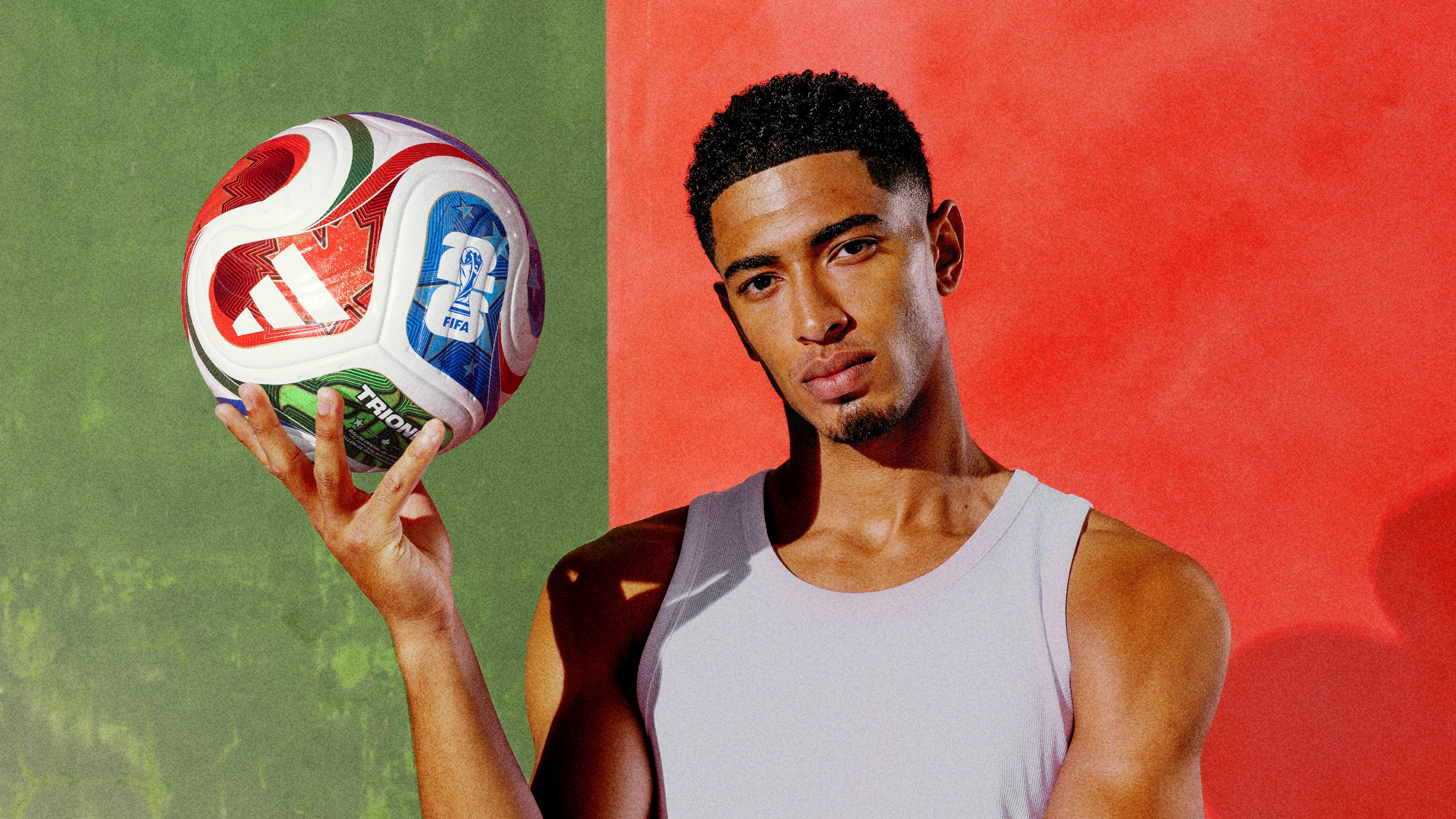 Jude Belllingham, jugador inglés, con el nuevo balón Trionda.