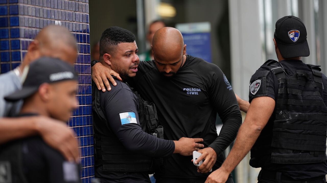 Policías reunidos frente al Hospital Getulio Vargas, donde un compañero fue trasladado tras resultar herido en un operativo contra presuntos narcotraficantes en la favela Complexo do Alemao.