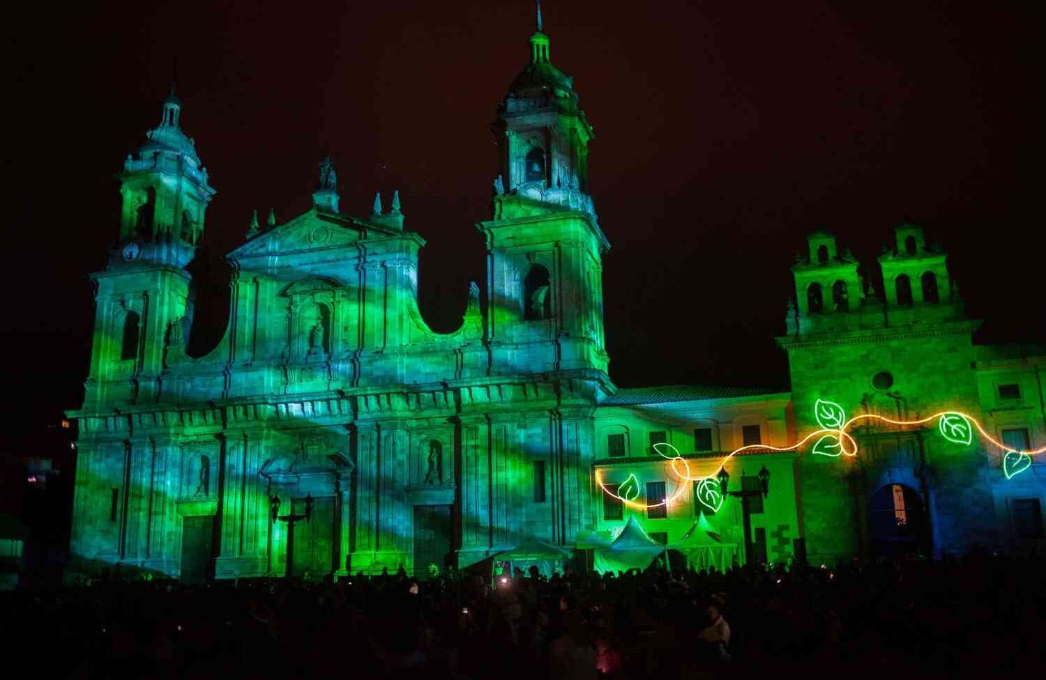 Catedral Primada de Bogotá durante la proyección en gran formato,  que hará un recorrido por la biodiversidad de la flora y fauna colombianas,  que pintarán el cielo bogotano de figuras y colores. (Juancho Torres - Agencia Anadolu)
