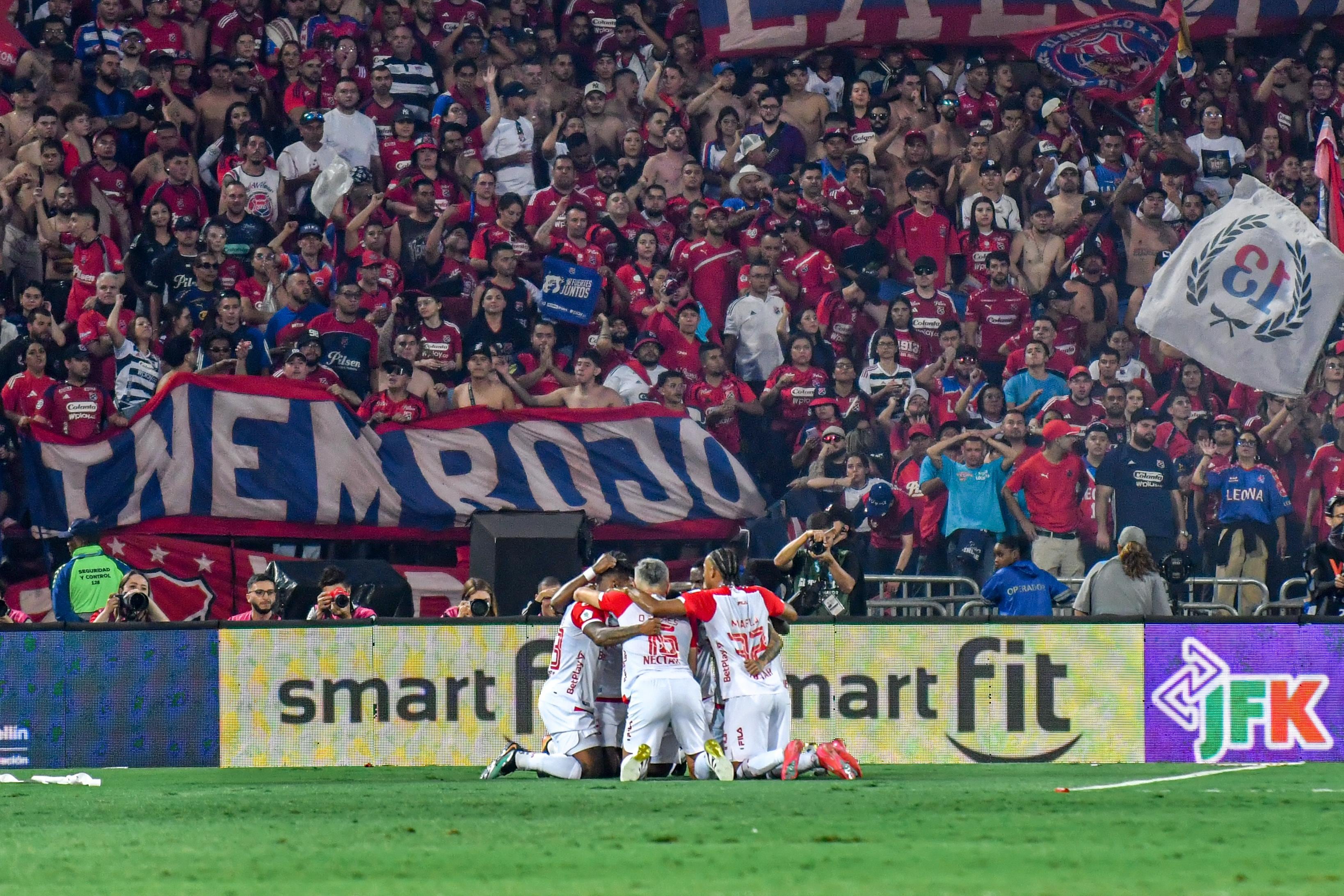 Independiente Santa Fe celebrando uno de sus goles en el Atanasio Girardot