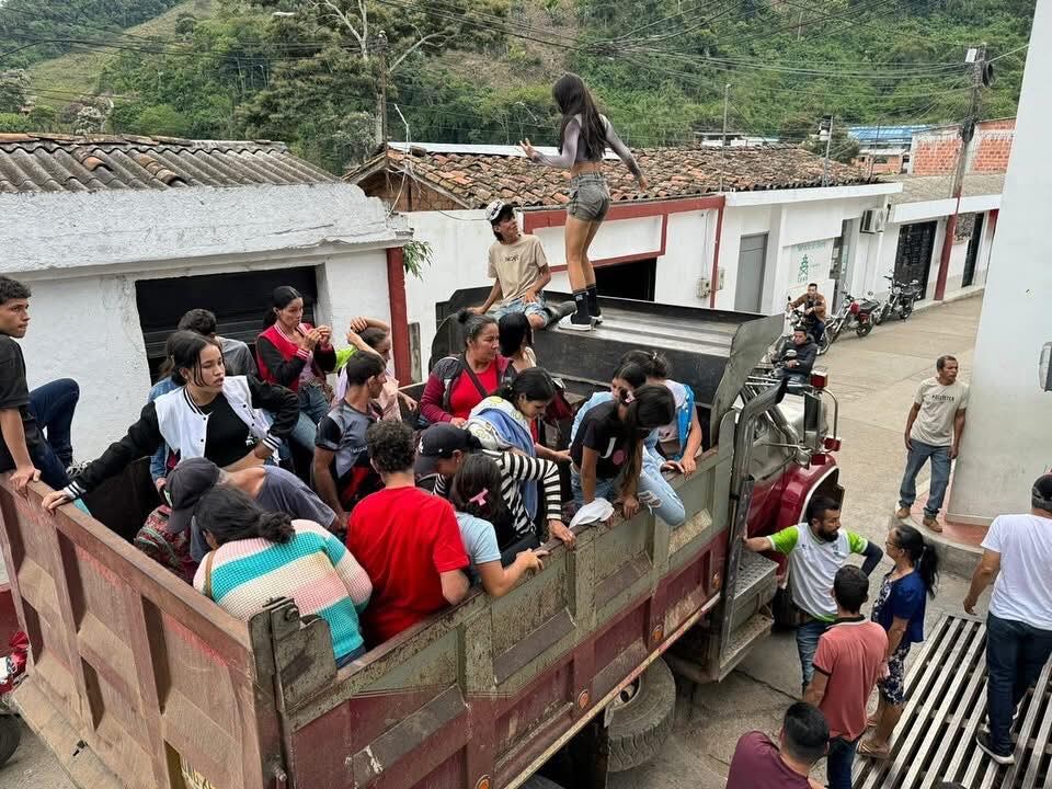 Los campesinos que han tenido que dejar todo por culpa de la guerra que hoy se libra en los territorios de Catatumbo, estos labriegos llegaron al casco urbano de Hacarí, huyendo de los combates entre estos dos grupos armados ilegales.