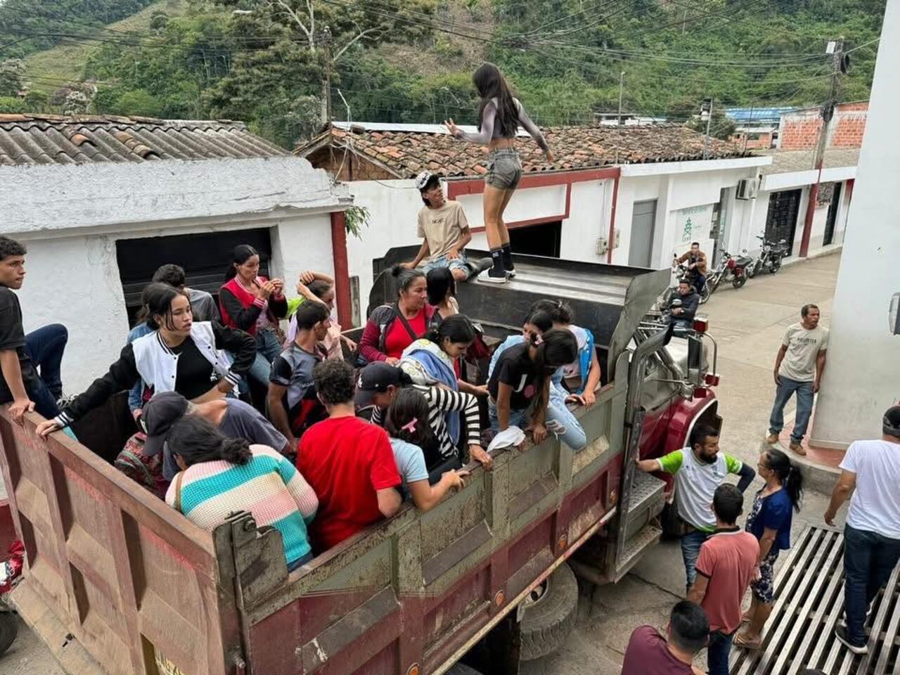 Los campesinos que han tenido que dejar todo por culpa de la guerra que hoy se libra en los territorios de Catatumbo, estos labriegos llegaron al casco urbano de Hacarí, huyendo de los combates entre estos dos grupos armados ilegales.