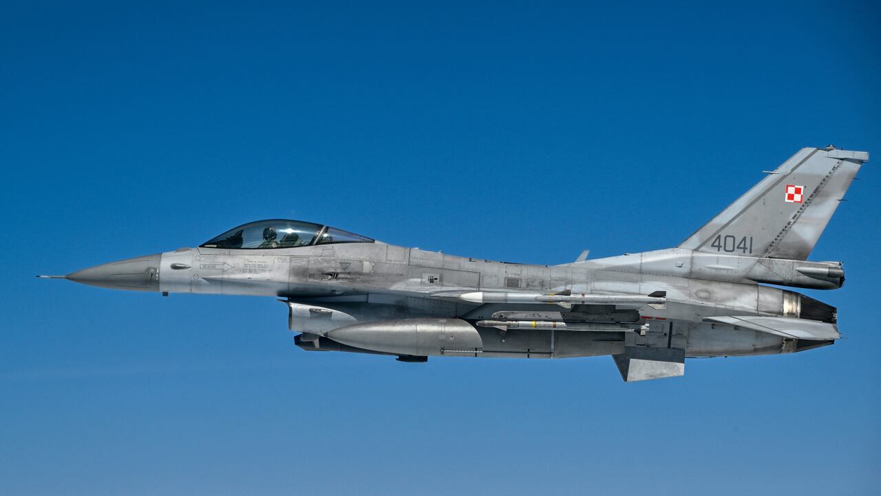 Los aviones F-16 como este pueden transportar armas atómicas.