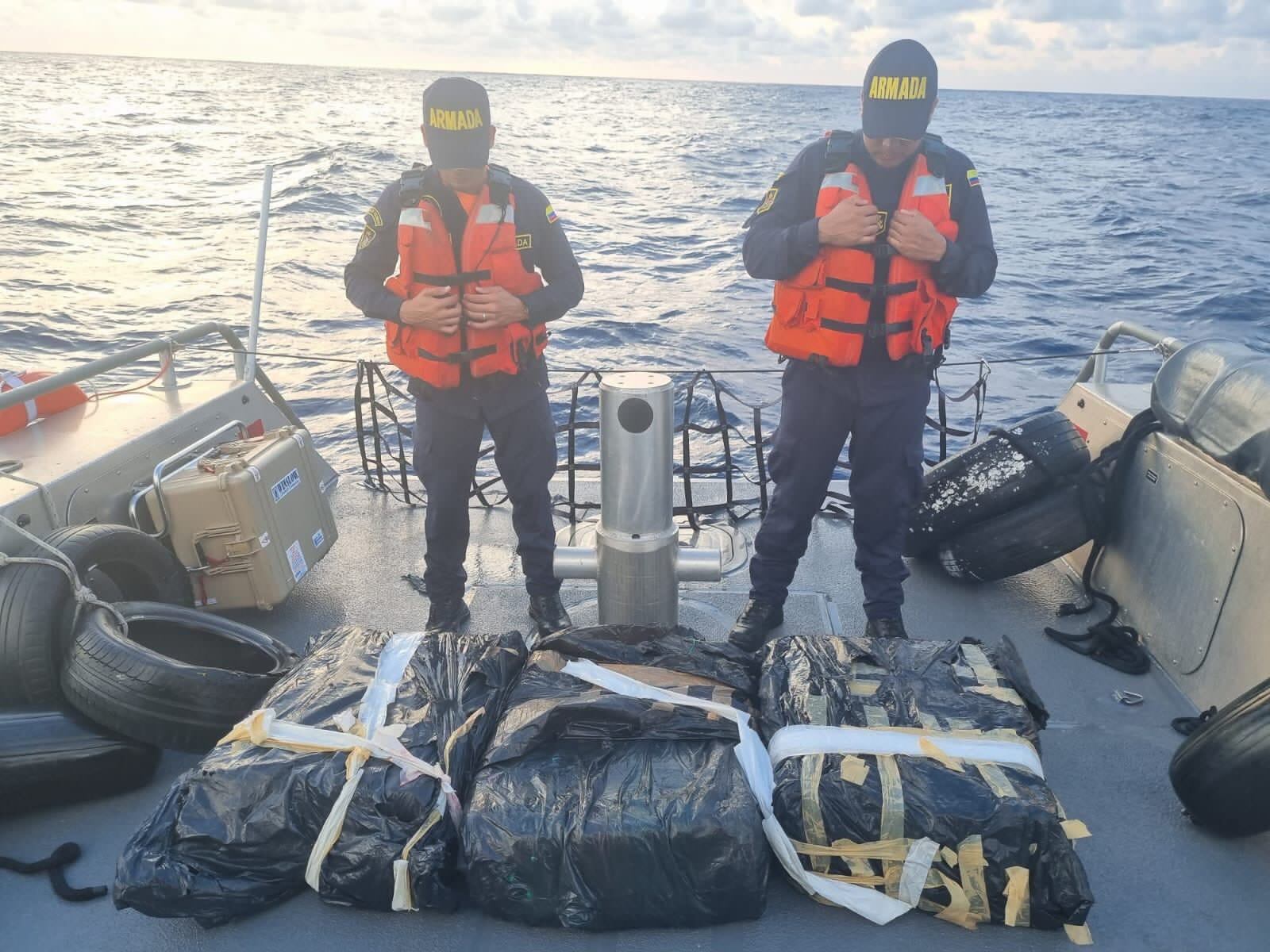 Armada incauta más de una tonelada de drogas que transportaban extranjeros en aguas del Caribe colombiano; así fue la operación