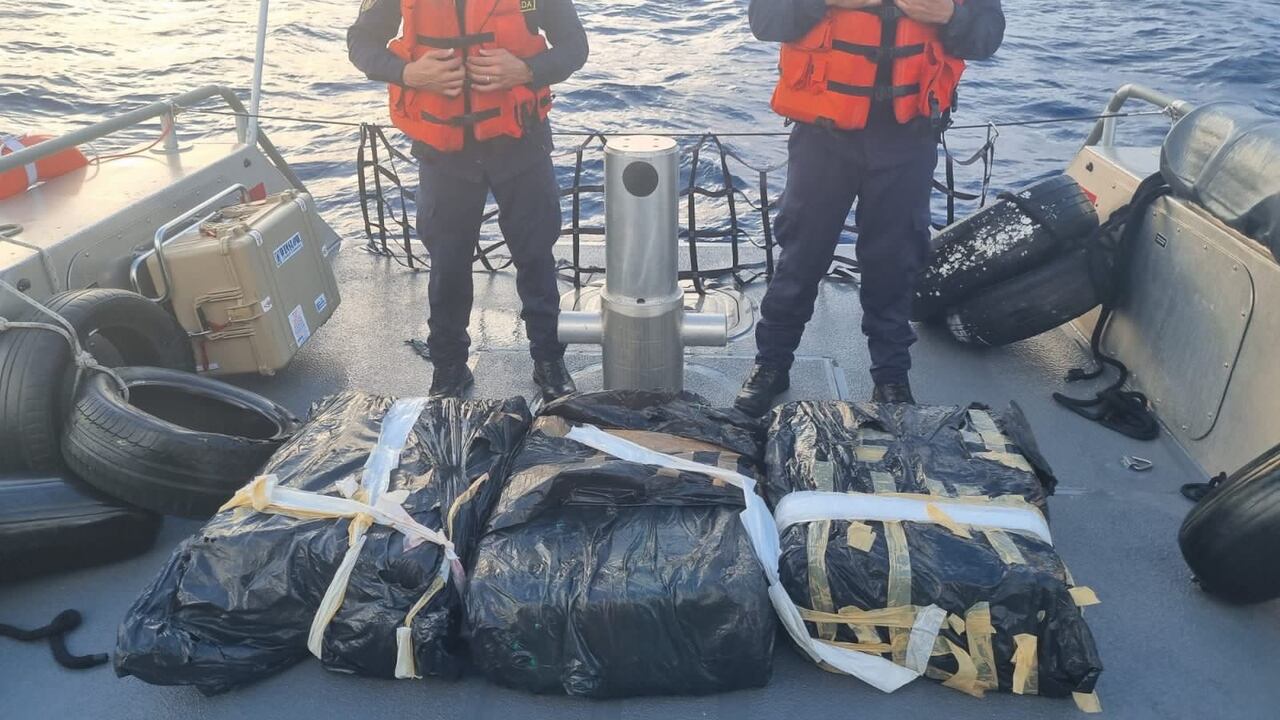 Armada incauta más de una tonelada de drogas que transportaban extranjeros en aguas del Caribe colombiano; así fue la operación