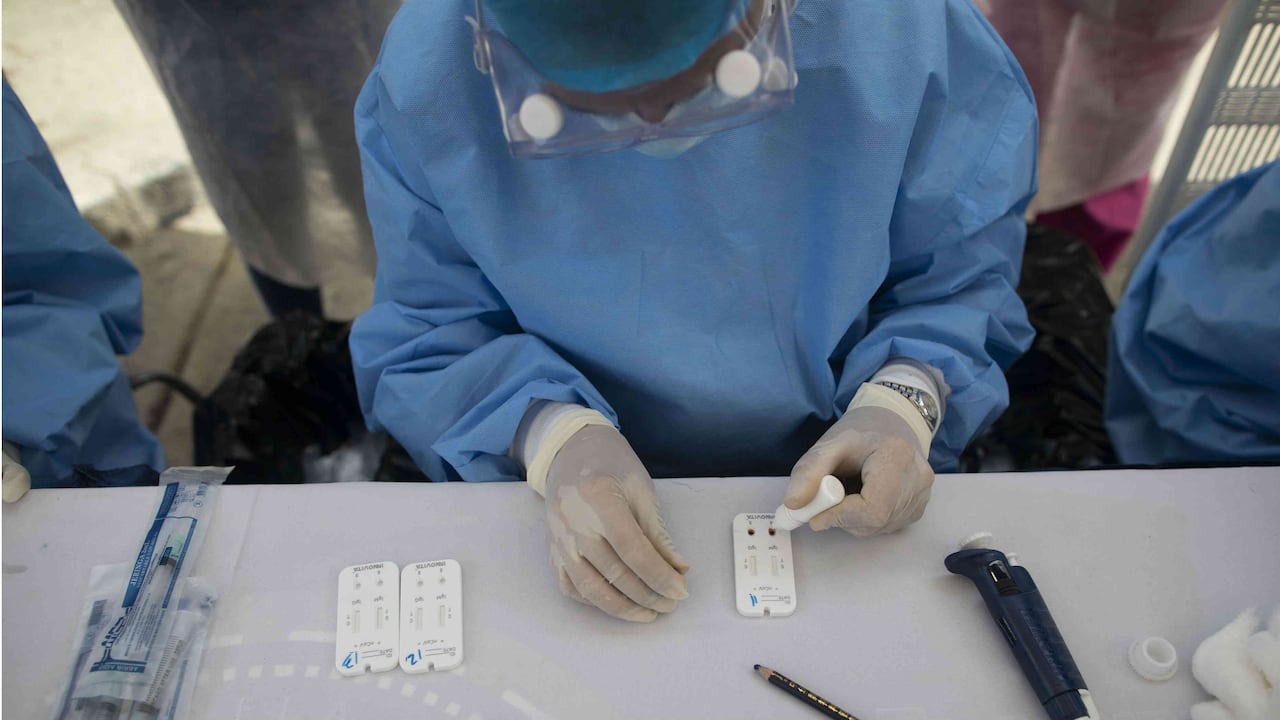En una región de Bolivia suministran dióxido de cloro a pacientes con covid-19 / Foto: AP