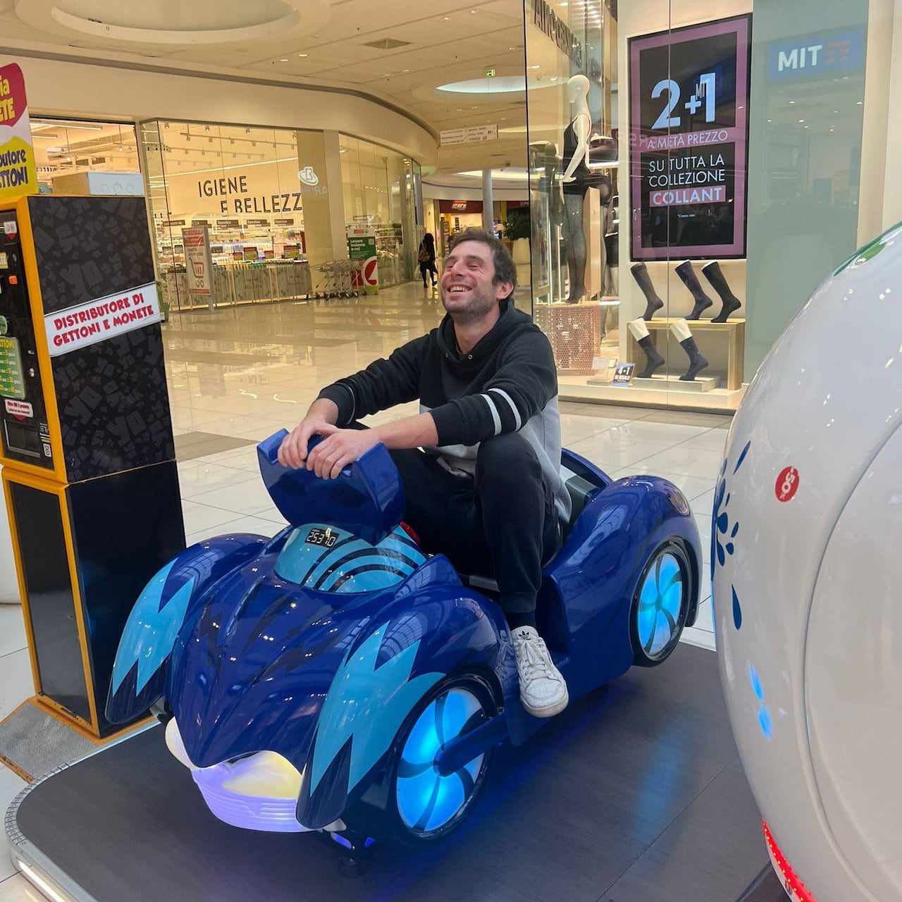 Michael Boschetto, de 32 años (en la foto), fue presuntamente asesinado por su amigo de la infancia Giacomo Friso, de 34 años, en un trágico ataque en el noreste de Italia.