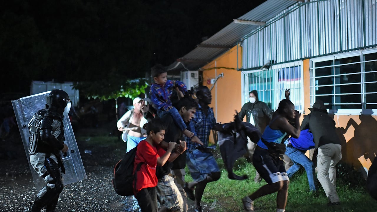 Agentes de migración mexicanos detienen a migrantes centroamericanos y haitianos que se dirigían en una caravana a Estados Unidos. Cientos de haitianos huyen del país caribeño debido a la profunda crisis humanitaria que padecen actualmente. (Photo by ISAAC GUZMAN / AFP)