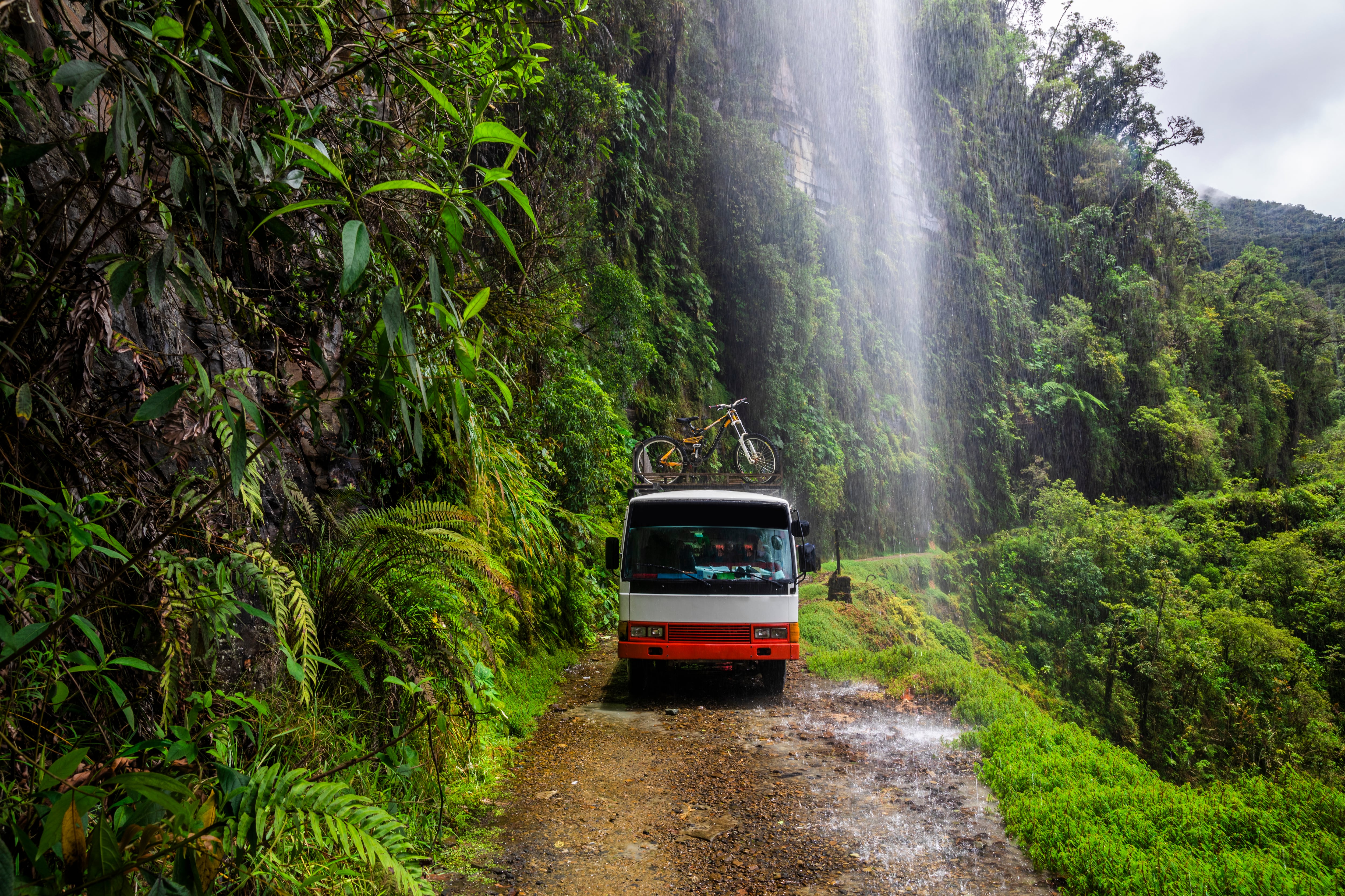 La carretera de los Yungas conecta a La Paz, Bolivia, con la selva amazónica.