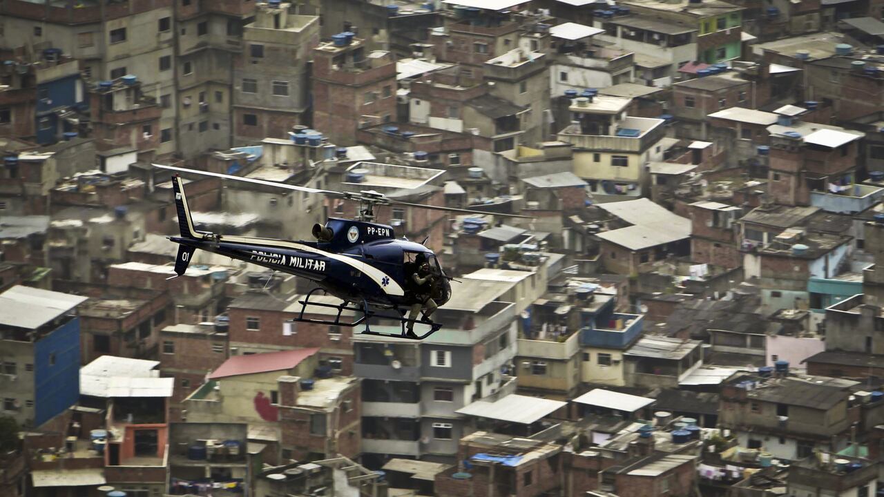 400 oficiales atacan a pandilleros en el barrio Complexo do Alemao mientras una redada policial en un barrio pobre de Río de Janeiro, Brasil, deja 18 muertos el 21 de julio de 2022. Al menos 18 personas murieron en una redada policial dirigida contra bandas organizadas en Río de Janeiro, la segunda ciudad más grande de Brasil