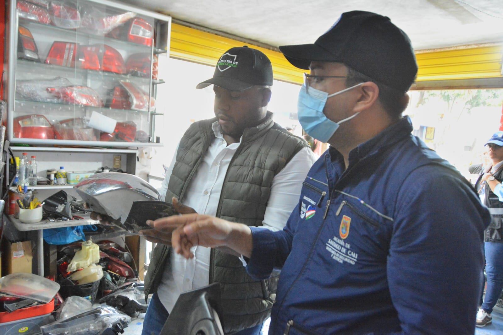 Autoridades decomisaron autopartes de origen dudoso en Cali; varios establecimientos fueron cerrados.
