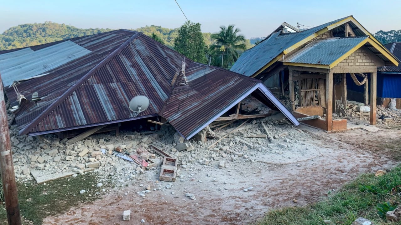Se observan casas dañadas tras un terremoto de magnitud 7,7 en Ruteng, Manggarai, Nusa Tenggara Oriental, el 15 de agosto de 2026.