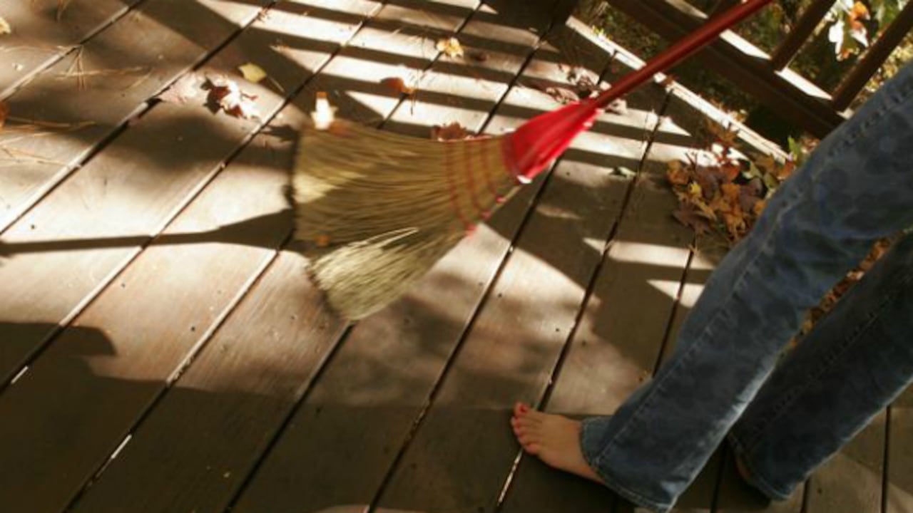 Aspirar o barrer por media hora quema 130 calorías, mientras que 30 minutos de podar el césped quema unas 215.