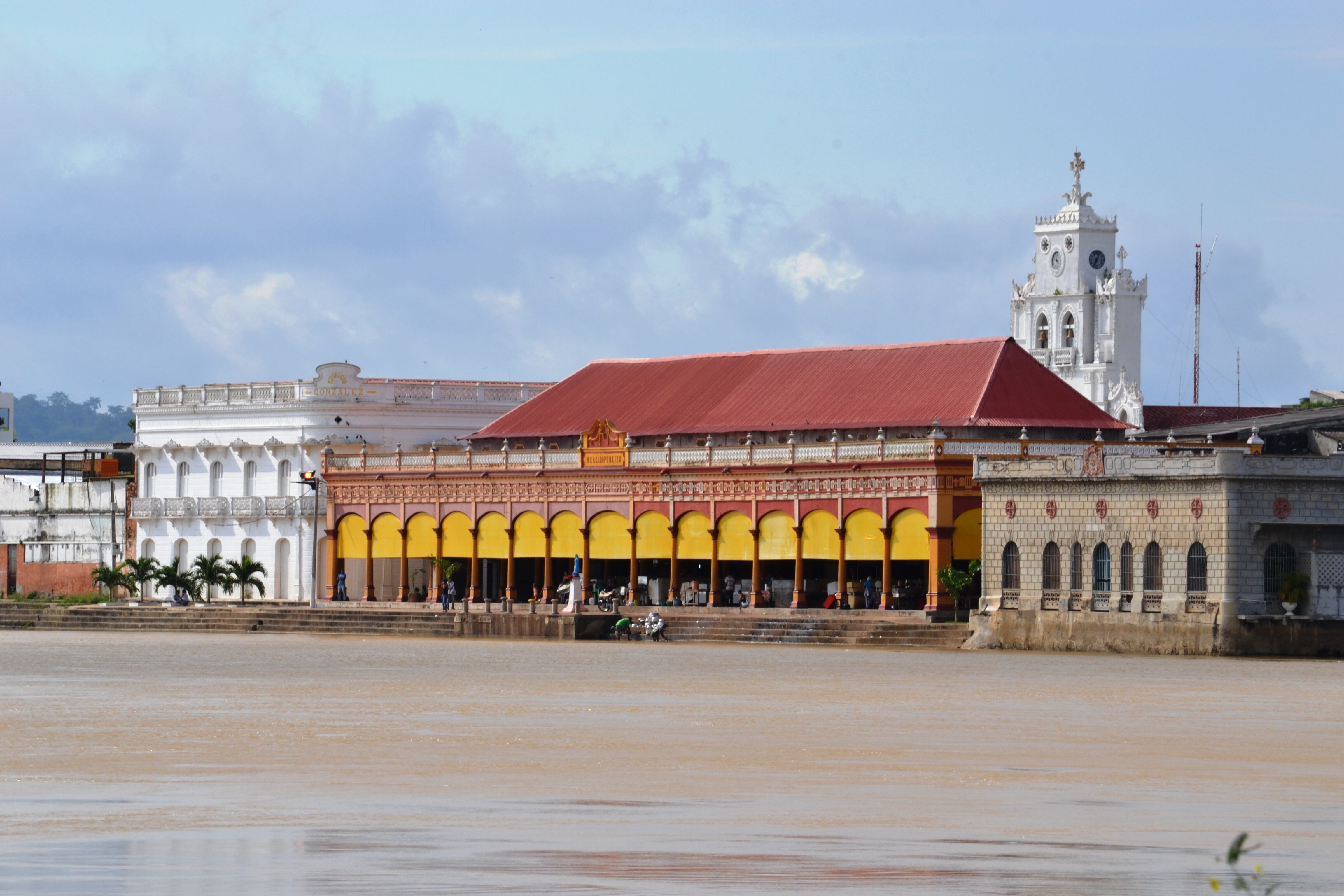 El Ranchón ocupa una manzana entera del centro histórico de Lorica.