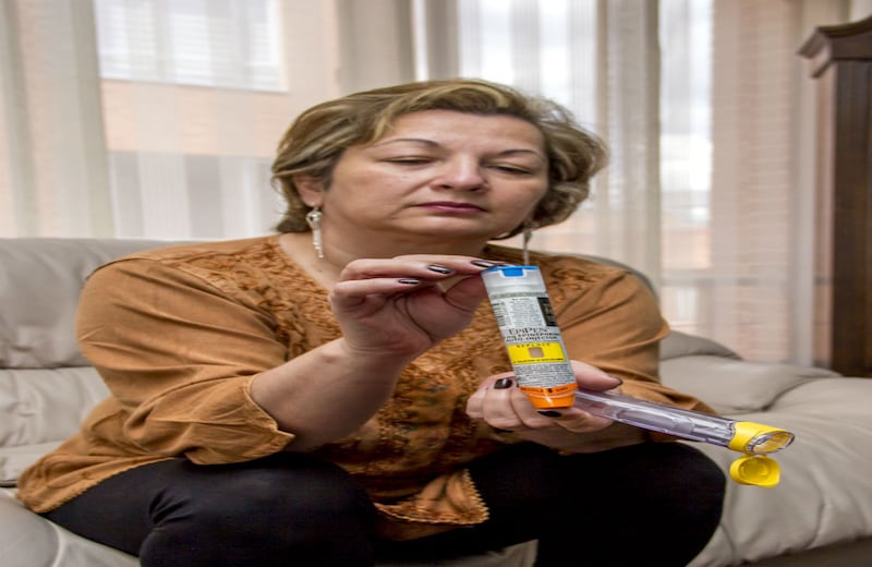 Cuando a Ivonne le da una crisis respiratoria, ella debe aplicarse inmediatamente una inyección que cuesta 150 dólares. Foto: Carlos Bernate