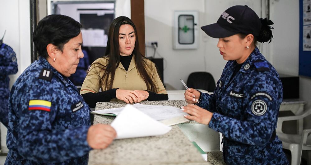 La influencer Epa Colombia fue condenada por destruir, con un martillo, una estación de TransMilenio.