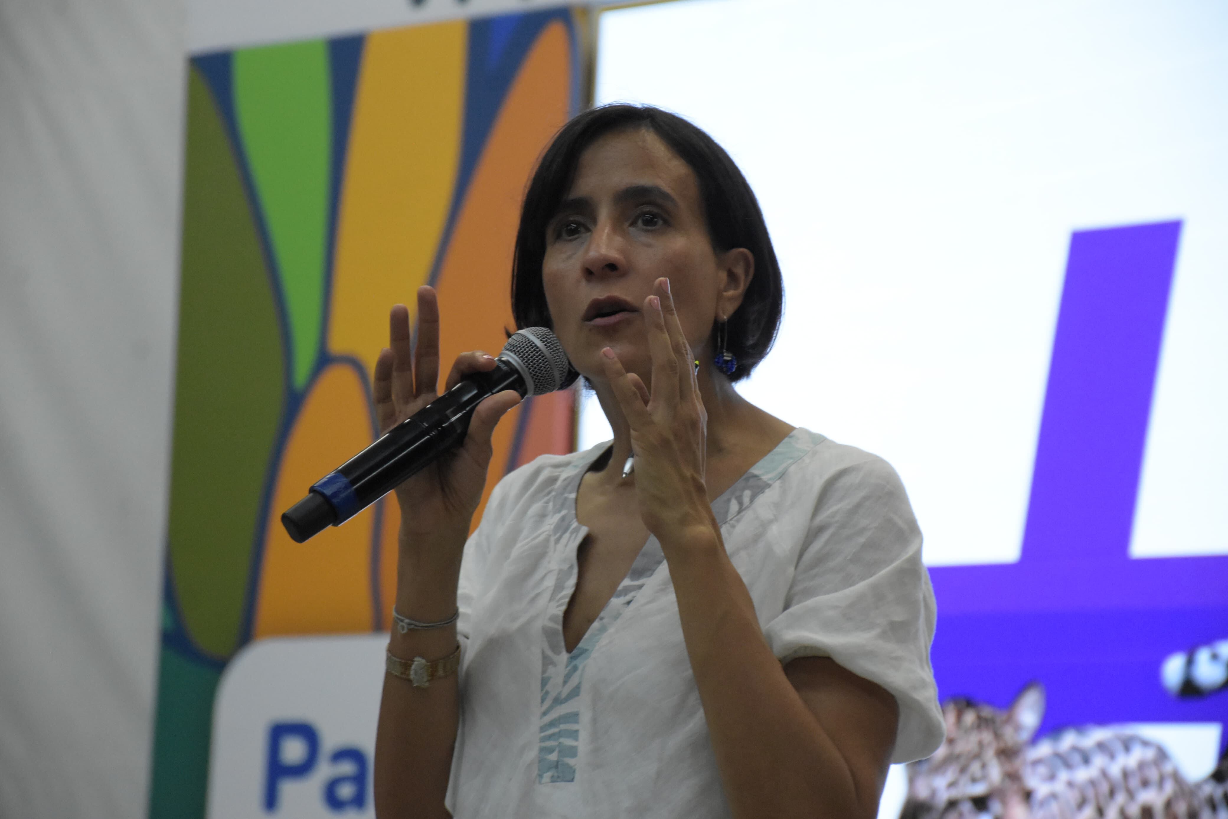 Susana Muhammad ministra del medio ambiente en reunión sobre la COP 16 en la universidad del valle