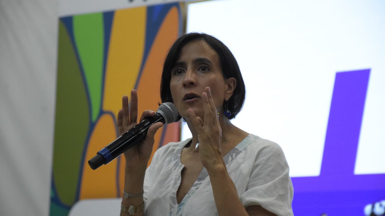 Susana Muhammad ministra del medio ambiente en reunión sobre la COP 16 en la universidad del valle