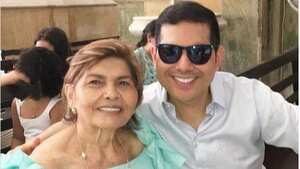 La madre del cantante falleció a los 74 años.