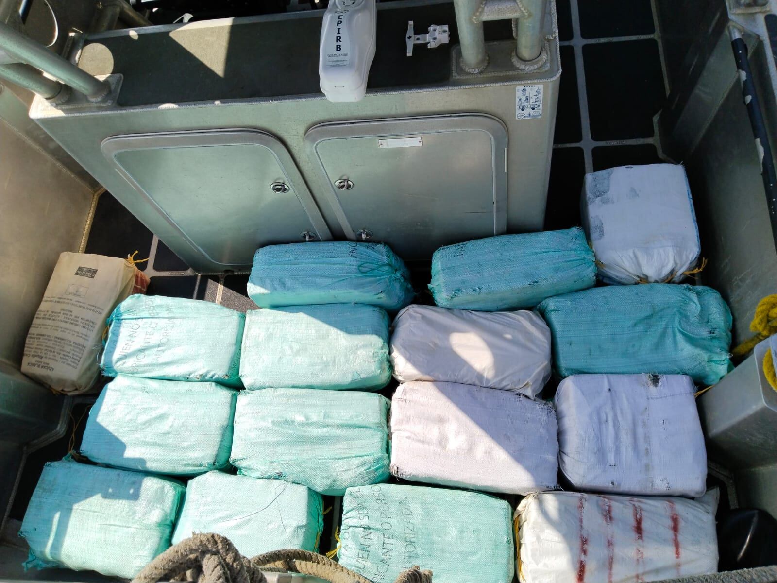 Realizando maniobras evasivas y lanzando la droga al mar, delincuentes trataron de burlar a la Armada Nacional; así fue el operativo de captura