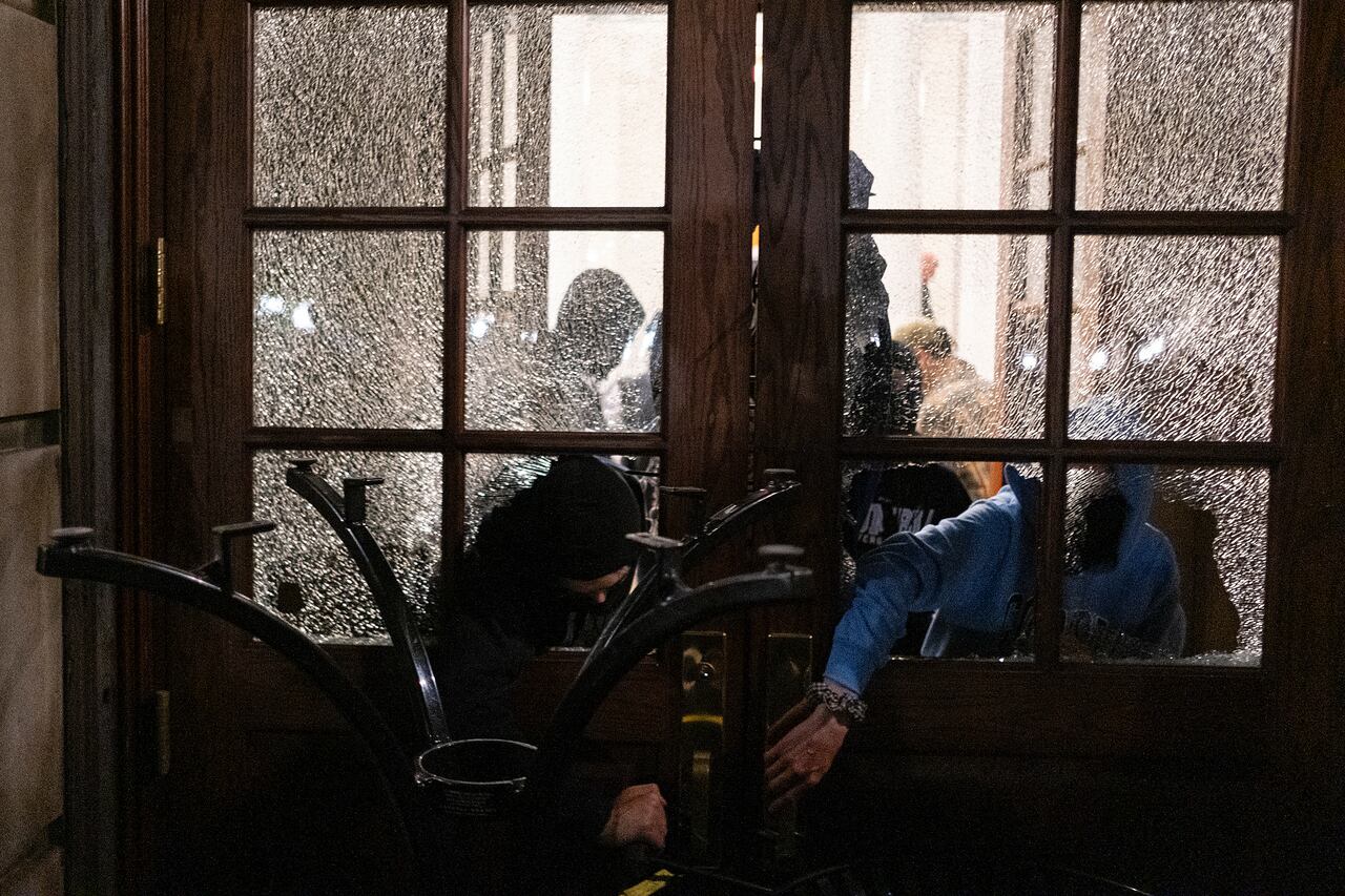 El desalojo se produjo más de 12 horas después de que los manifestantes tomaran Hamilton Hall la madrugada del martes, como parte de sus acciones para protestar contra la guerra en Gaza.