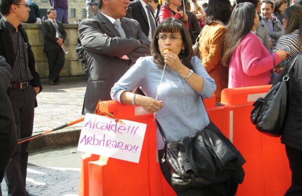 Los funcionarios del Distrito aseguran que el alcalde se ha comportado de manera arbitraria. Pues, ordenó una consulta entre ellos para saber si aceptaban el cambio de horarios y, pese a que el 79 por ciento de los trabajadores lo rechazó, terminó aplicándolo por decreto.