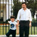 Escobar, antes de ser uno de los hombres más perseguidos por los Estados Unidos frente a la Casa Blanca, con su hijo Juan Pablo, hoy Sebastián Marroquín.